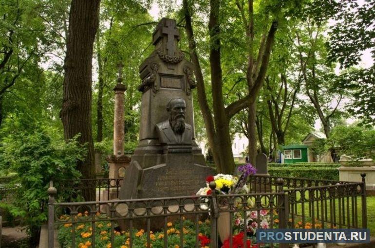 Достоевский похоронен на Тихвинском кладбище
