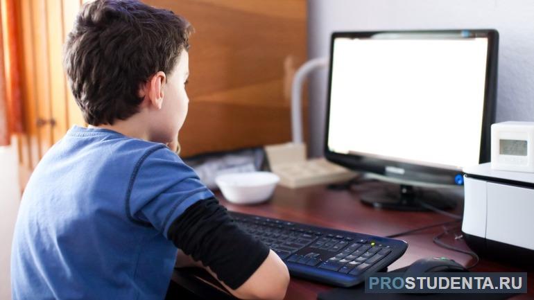 Ребенок учит по компьютеру