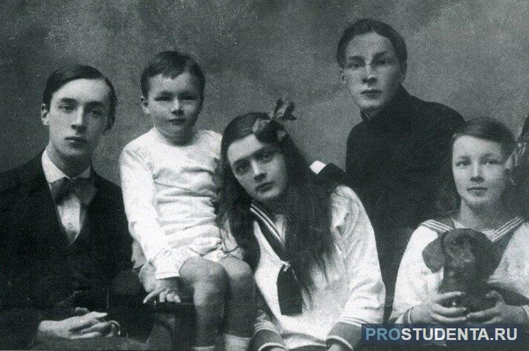 В семье Набоковых было пятеро детей