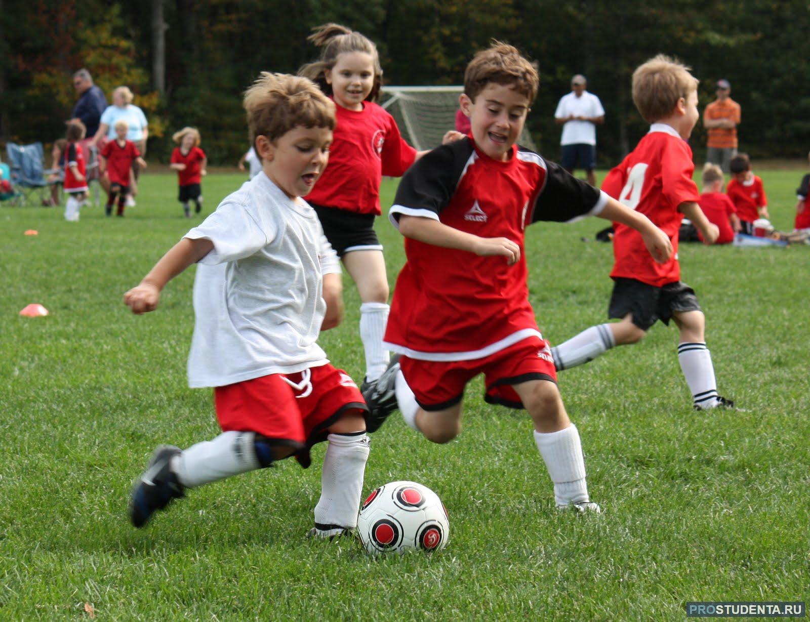 Ученики играют в футбол