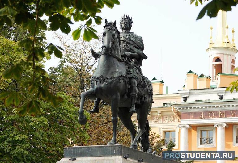 Памятник Петру Первому у Михайловского замка