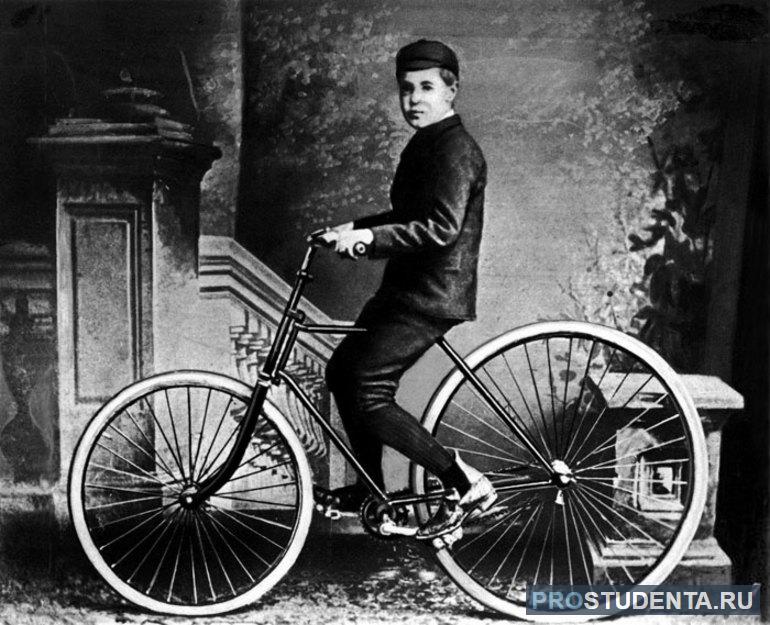 Шотландец Джон Бойд Данлоп поставил на велосипед каучуковые покрышки