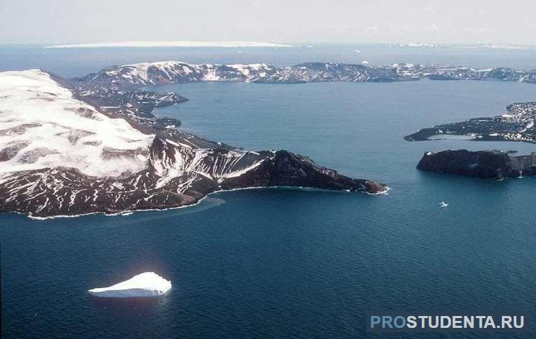 Остров Полумесяца в Антарктиде рядом с антарктическим полуостровом