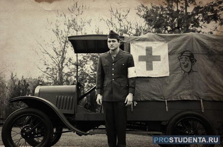 Уолт Дисней сам вызвался помогать армии и служил в Красном кресте