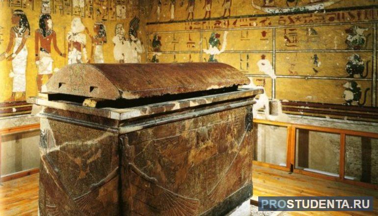 Что нашли археологи в неразграбленной гробнице Тутанхамона