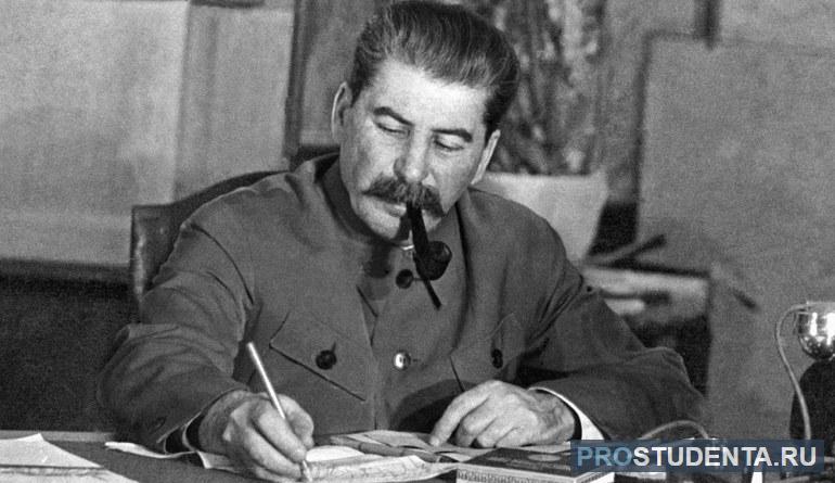 Твардовский долго пытался понять, за что народ любит Сталина