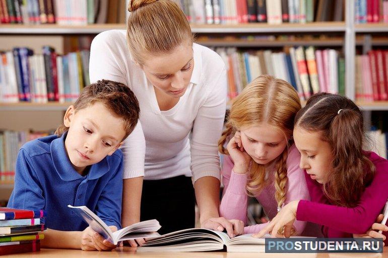 Учительница читает детям «Теремок»